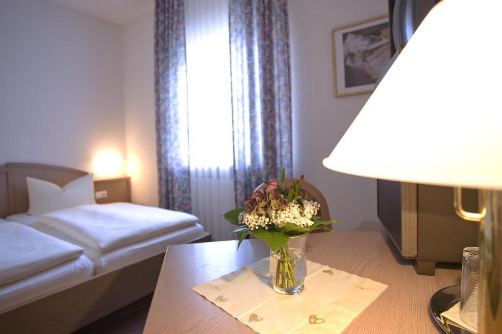 Landgasthof Windfelder Am See Hotel Stegaurach Стая снимка